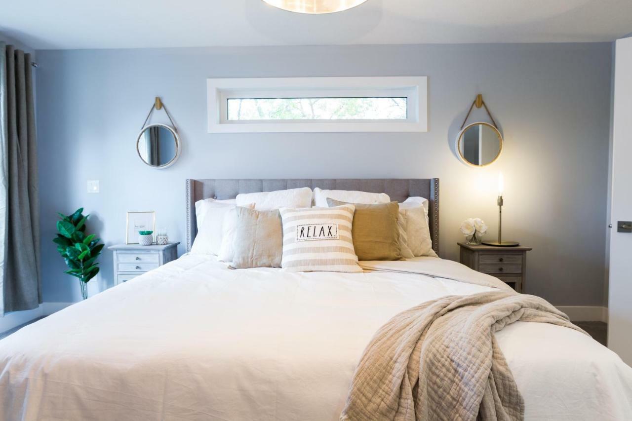 Contemporary Farmhouse Home - King Bed - Double Garage Parking - Free Wifi & Netflix - Long Stays Welcome エドモントン エクステリア 写真