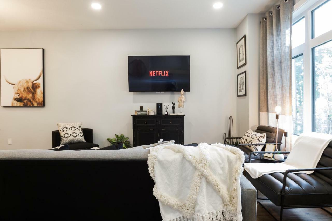 Contemporary Farmhouse Home - King Bed - Double Garage Parking - Free Wifi & Netflix - Long Stays Welcome エドモントン エクステリア 写真