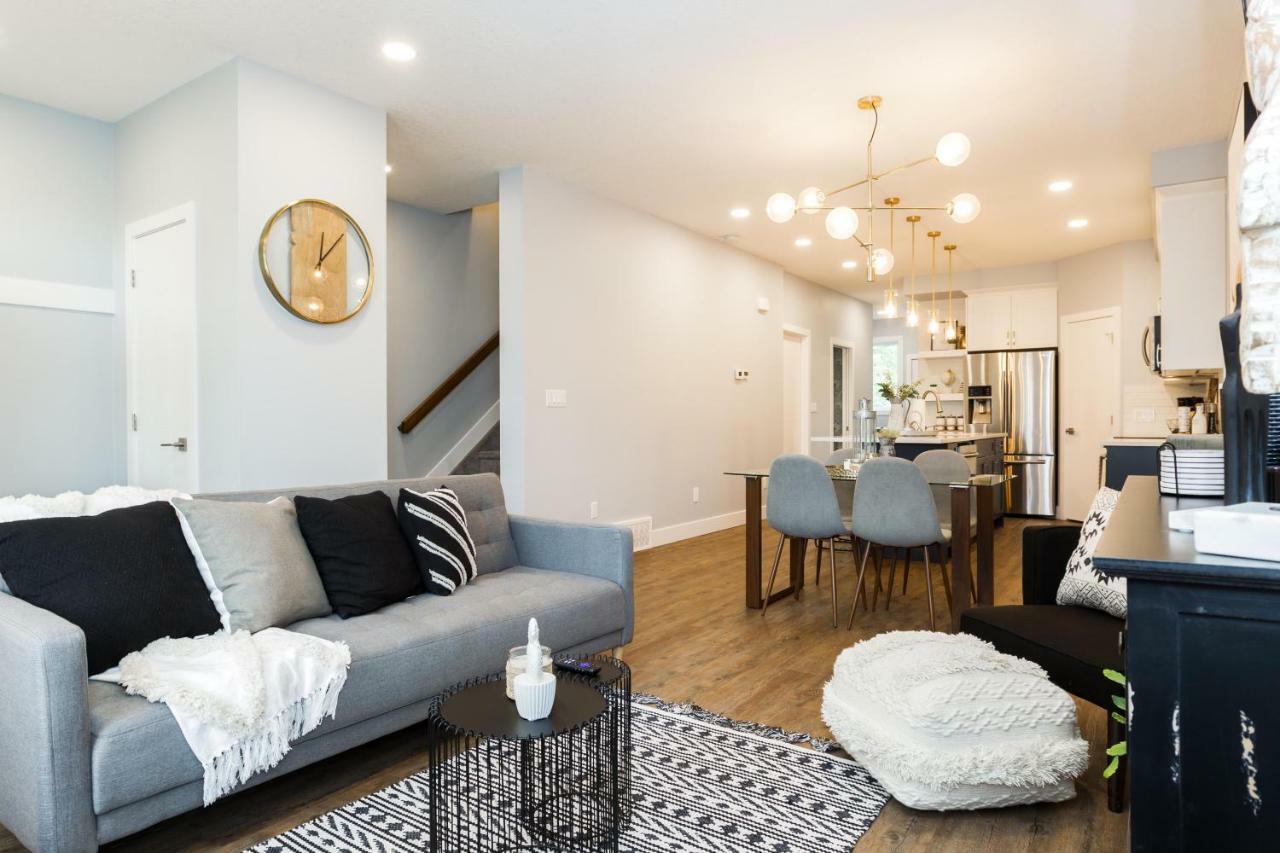 Contemporary Farmhouse Home - King Bed - Double Garage Parking - Free Wifi & Netflix - Long Stays Welcome エドモントン エクステリア 写真