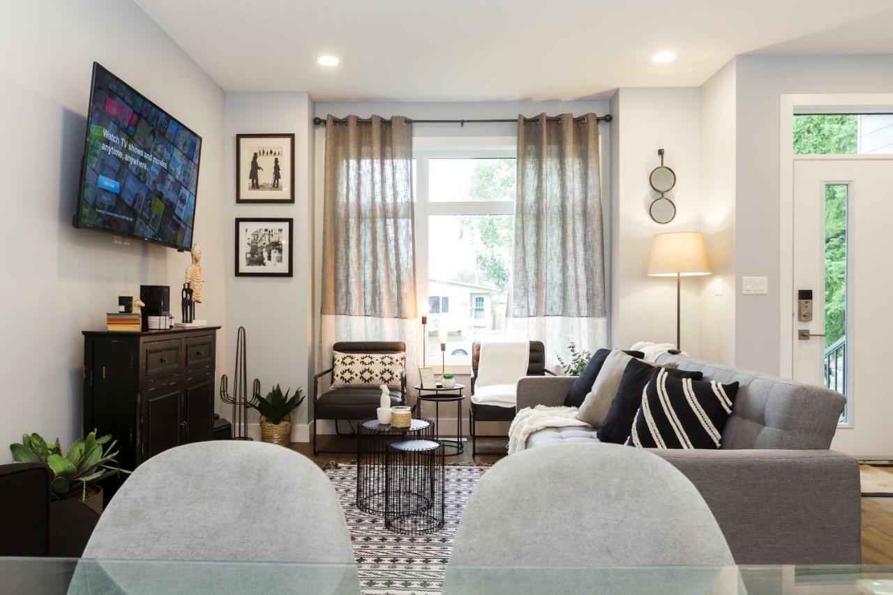 Contemporary Farmhouse Home - King Bed - Double Garage Parking - Free Wifi & Netflix - Long Stays Welcome エドモントン エクステリア 写真