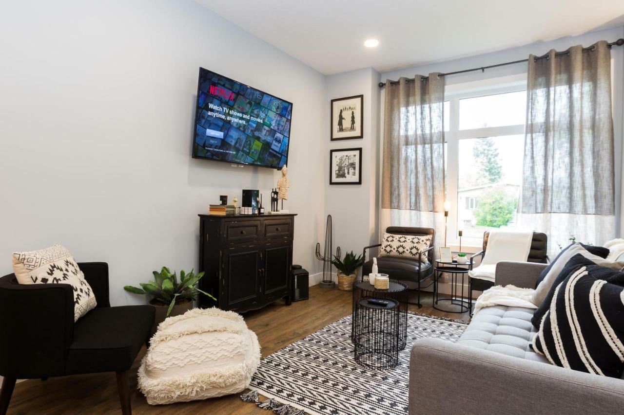 Contemporary Farmhouse Home - King Bed - Double Garage Parking - Free Wifi & Netflix - Long Stays Welcome エドモントン エクステリア 写真