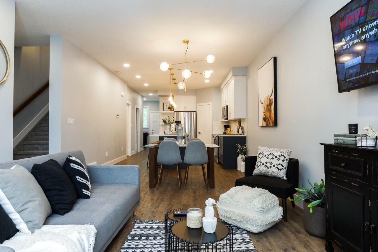 Contemporary Farmhouse Home - King Bed - Double Garage Parking - Free Wifi & Netflix - Long Stays Welcome エドモントン エクステリア 写真