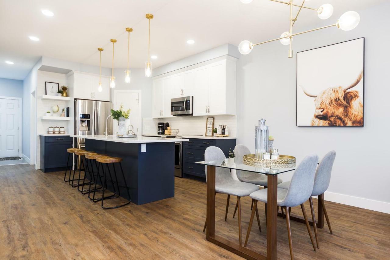 Contemporary Farmhouse Home - King Bed - Double Garage Parking - Free Wifi & Netflix - Long Stays Welcome エドモントン エクステリア 写真