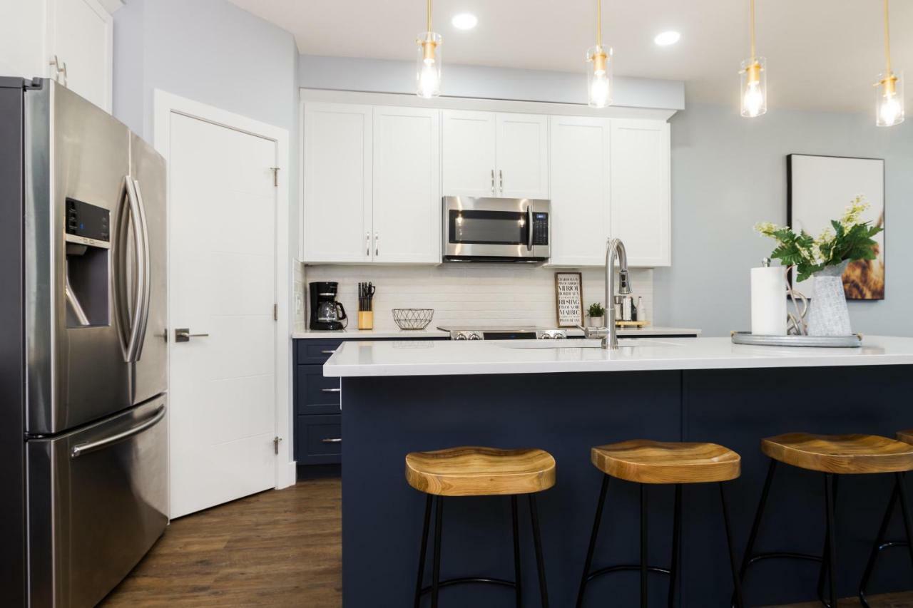 Contemporary Farmhouse Home - King Bed - Double Garage Parking - Free Wifi & Netflix - Long Stays Welcome エドモントン エクステリア 写真