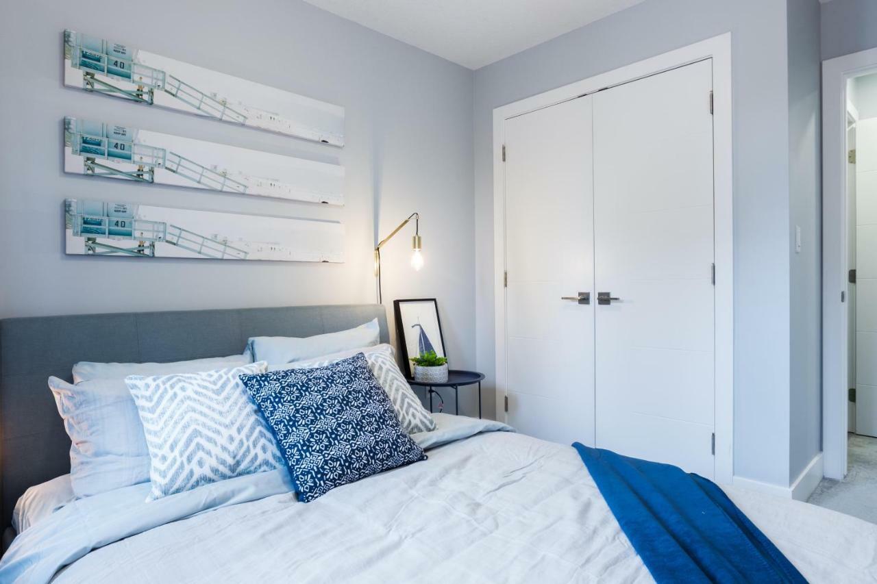 Contemporary Farmhouse Home - King Bed - Double Garage Parking - Free Wifi & Netflix - Long Stays Welcome エドモントン エクステリア 写真