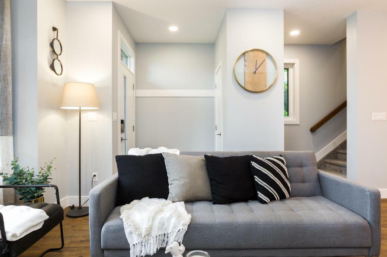 Contemporary Farmhouse Home - King Bed - Double Garage Parking - Free Wifi & Netflix - Long Stays Welcome エドモントン エクステリア 写真