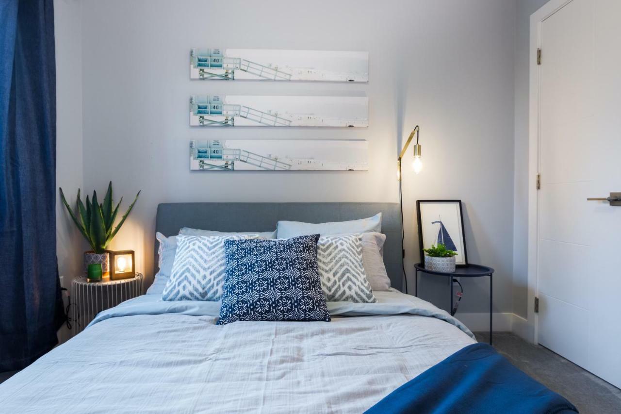 Contemporary Farmhouse Home - King Bed - Double Garage Parking - Free Wifi & Netflix - Long Stays Welcome エドモントン エクステリア 写真