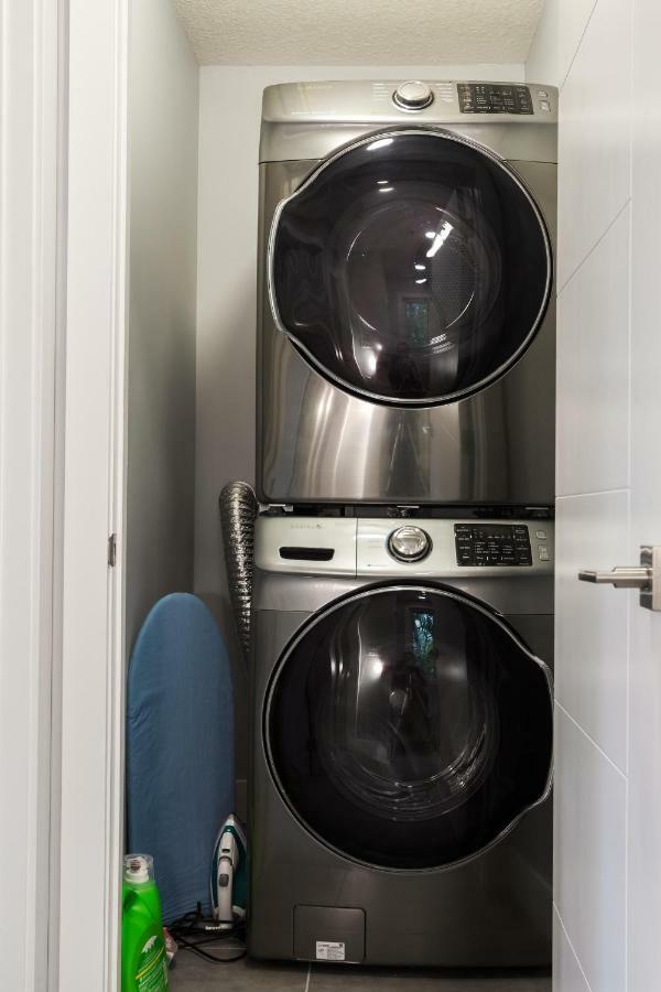 Contemporary Farmhouse Home - King Bed - Double Garage Parking - Free Wifi & Netflix - Long Stays Welcome エドモントン エクステリア 写真