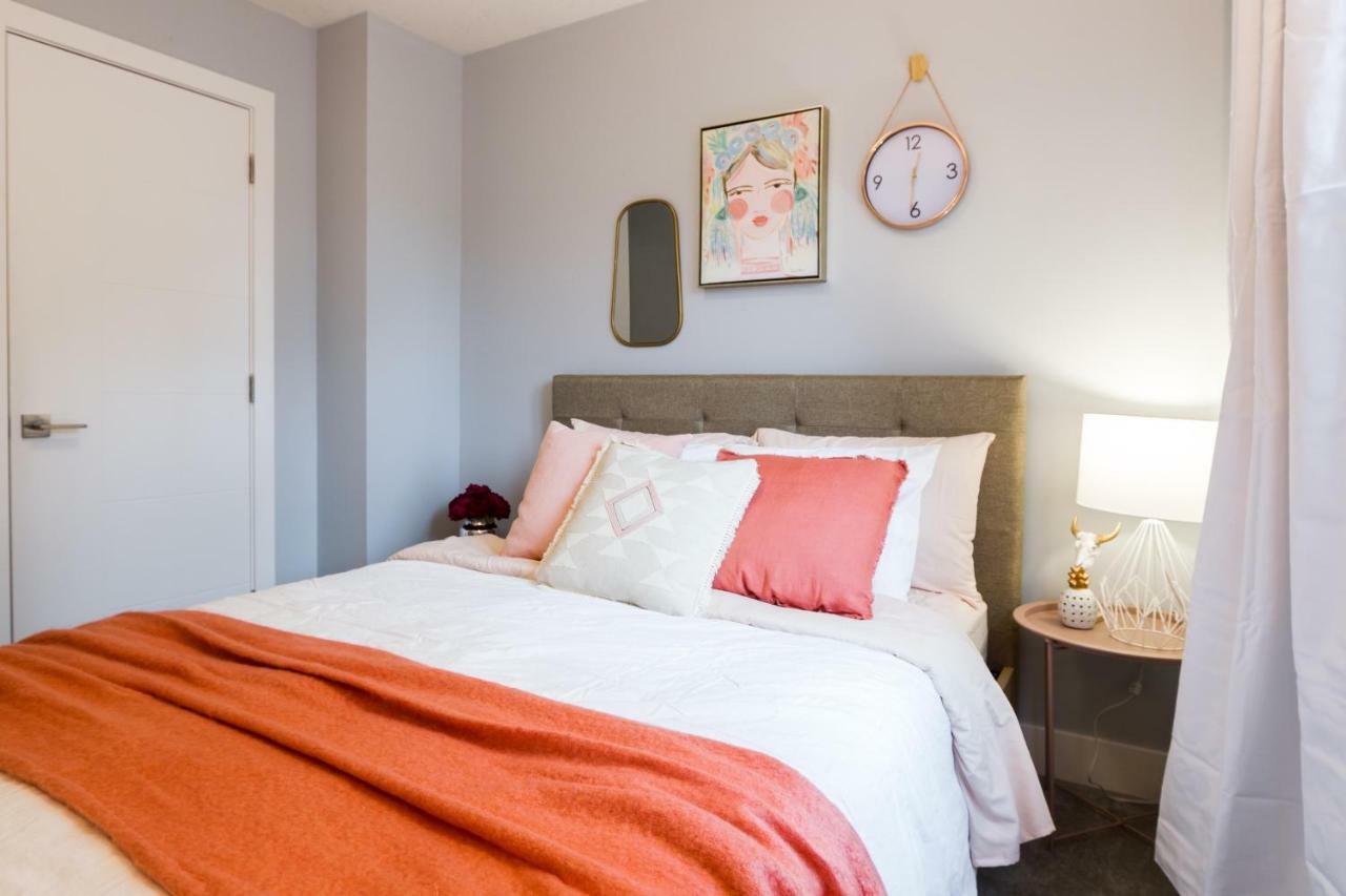 Contemporary Farmhouse Home - King Bed - Double Garage Parking - Free Wifi & Netflix - Long Stays Welcome エドモントン エクステリア 写真
