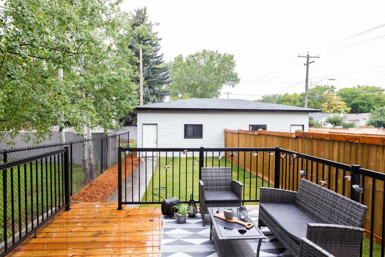 Contemporary Farmhouse Home - King Bed - Double Garage Parking - Free Wifi & Netflix - Long Stays Welcome エドモントン エクステリア 写真