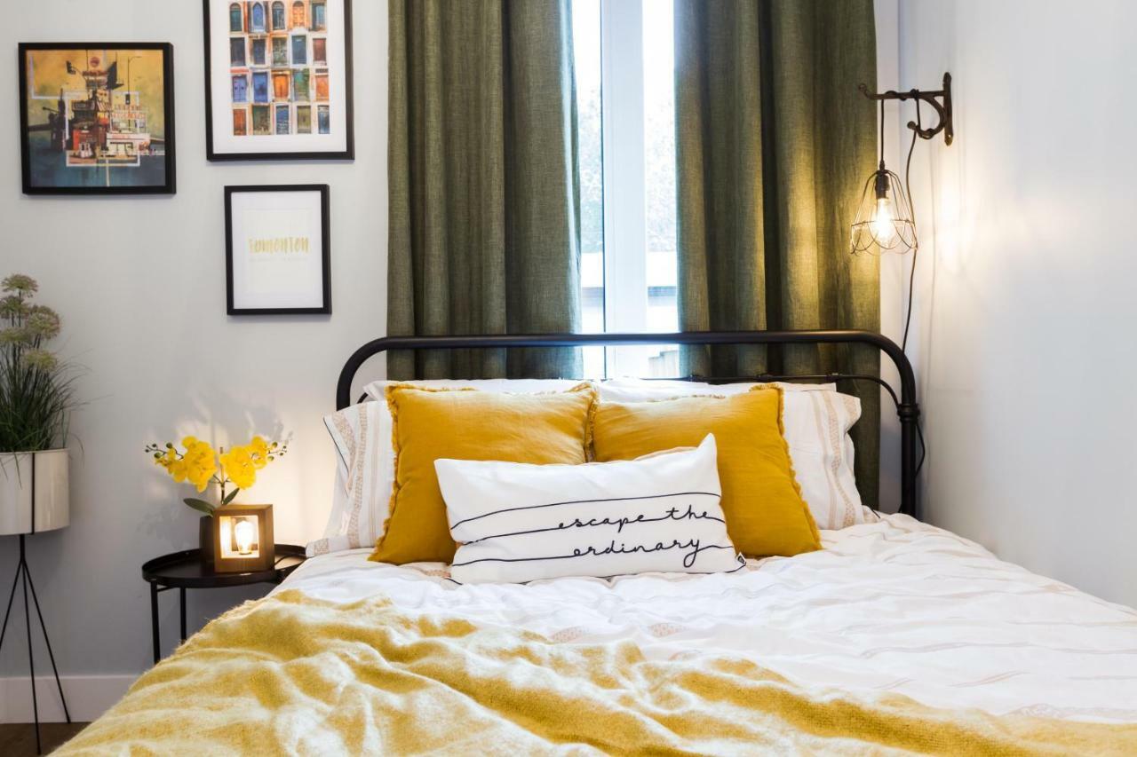 Contemporary Farmhouse Home - King Bed - Double Garage Parking - Free Wifi & Netflix - Long Stays Welcome エドモントン エクステリア 写真