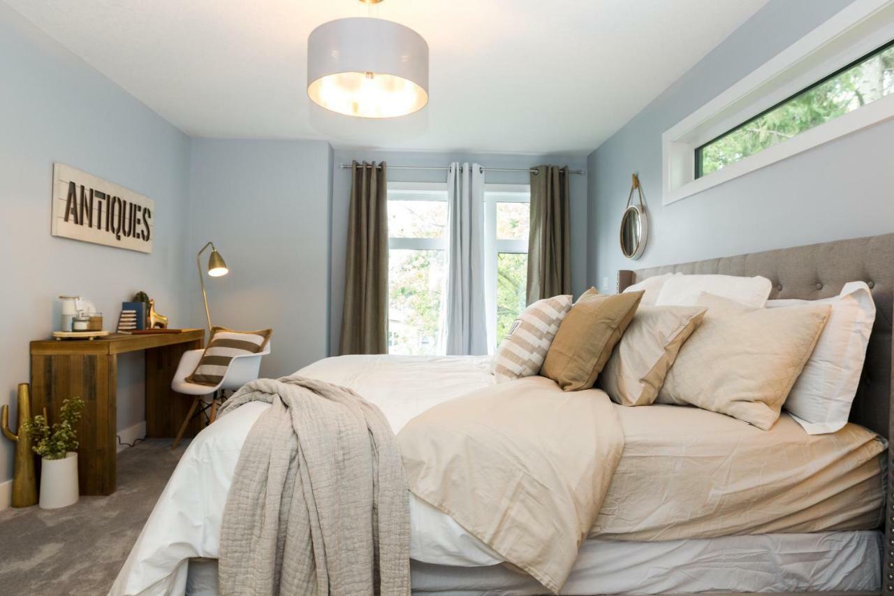 Contemporary Farmhouse Home - King Bed - Double Garage Parking - Free Wifi & Netflix - Long Stays Welcome エドモントン エクステリア 写真