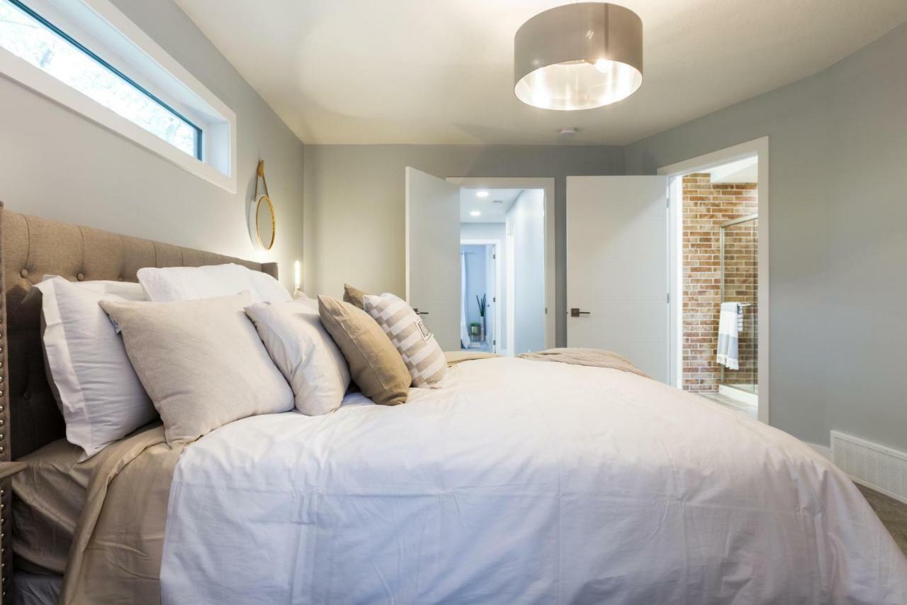 Contemporary Farmhouse Home - King Bed - Double Garage Parking - Free Wifi & Netflix - Long Stays Welcome エドモントン エクステリア 写真