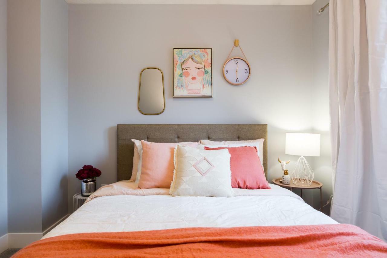 Contemporary Farmhouse Home - King Bed - Double Garage Parking - Free Wifi & Netflix - Long Stays Welcome エドモントン エクステリア 写真