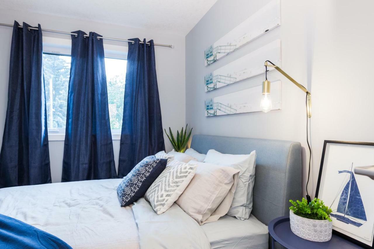 Contemporary Farmhouse Home - King Bed - Double Garage Parking - Free Wifi & Netflix - Long Stays Welcome エドモントン エクステリア 写真