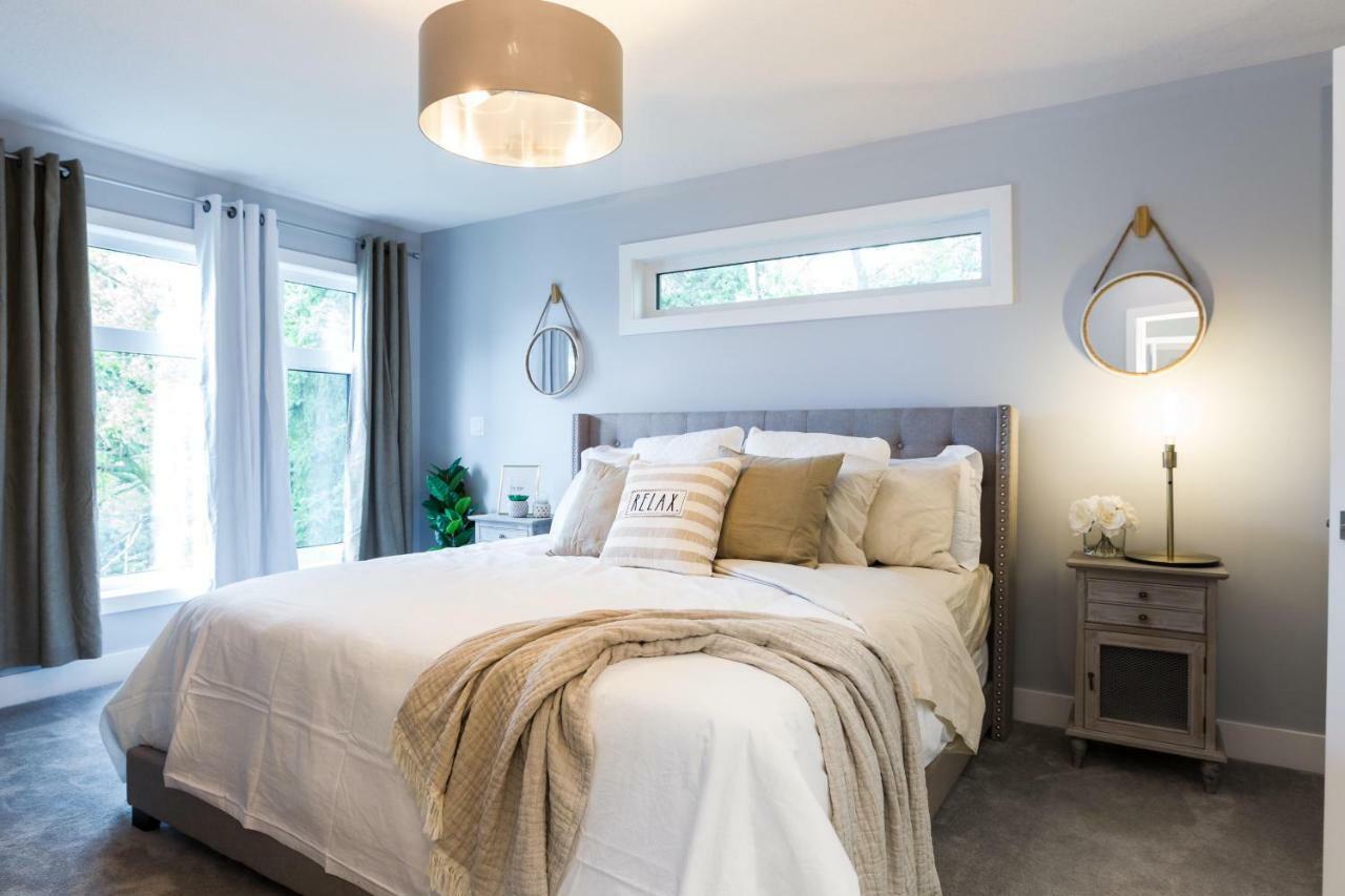 Contemporary Farmhouse Home - King Bed - Double Garage Parking - Free Wifi & Netflix - Long Stays Welcome エドモントン エクステリア 写真