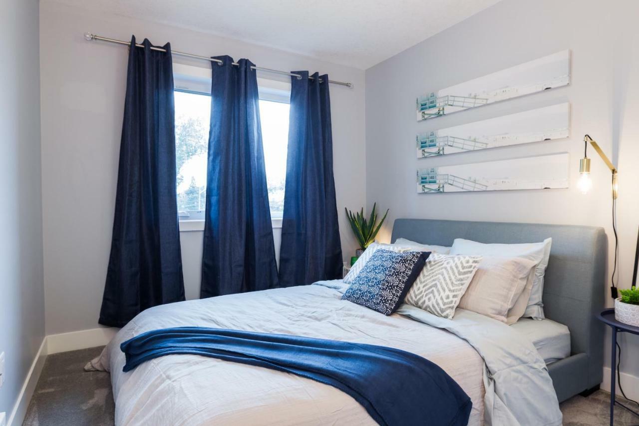 Contemporary Farmhouse Home - King Bed - Double Garage Parking - Free Wifi & Netflix - Long Stays Welcome エドモントン エクステリア 写真