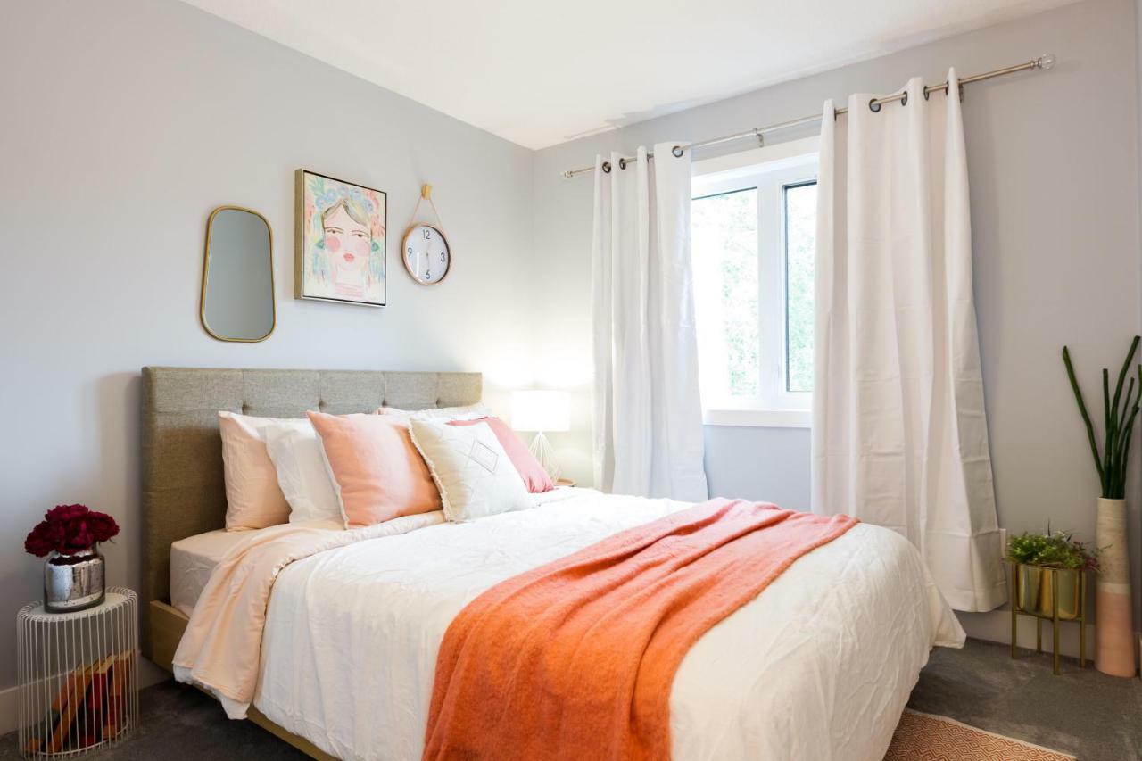 Contemporary Farmhouse Home - King Bed - Double Garage Parking - Free Wifi & Netflix - Long Stays Welcome エドモントン エクステリア 写真