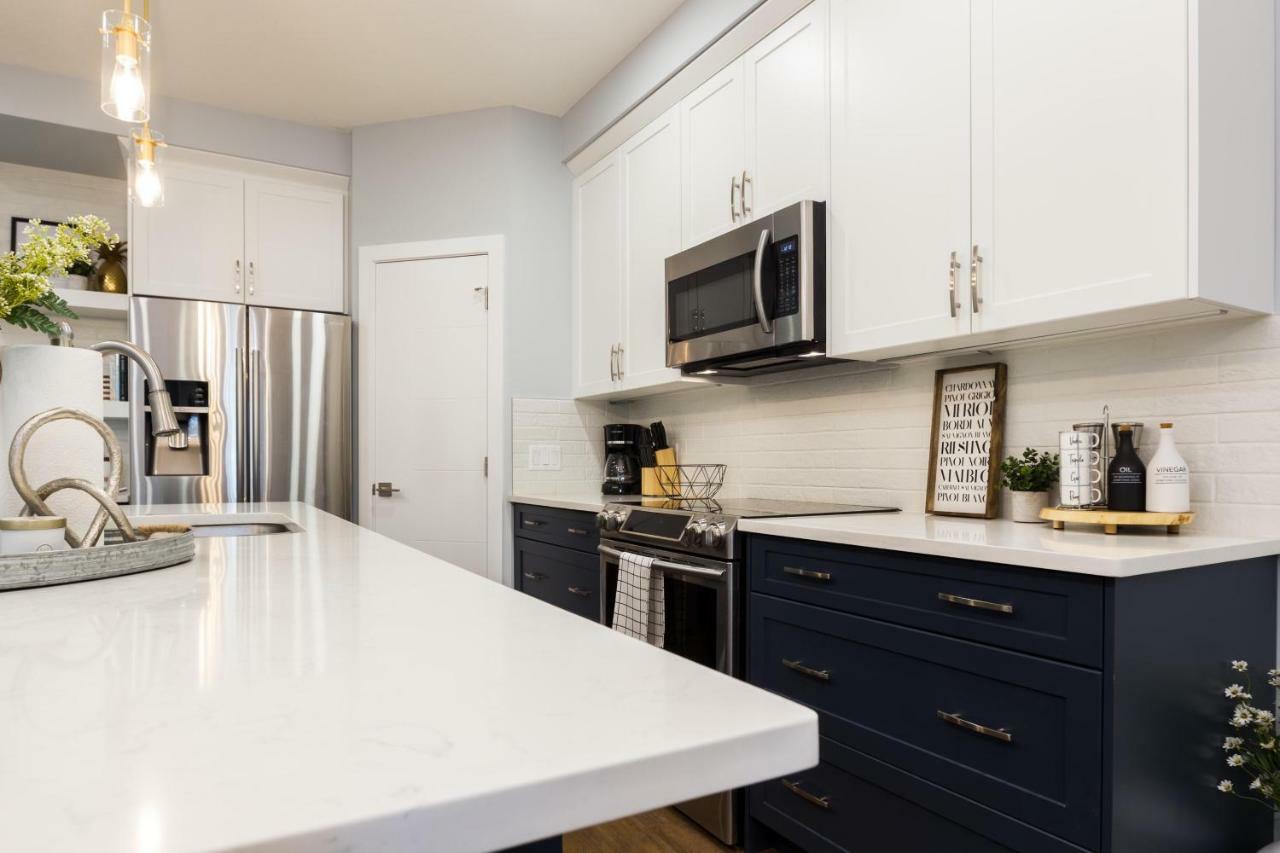 Contemporary Farmhouse Home - King Bed - Double Garage Parking - Free Wifi & Netflix - Long Stays Welcome エドモントン エクステリア 写真