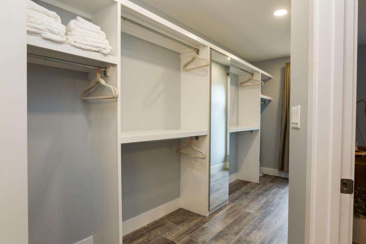 Contemporary Farmhouse Home - King Bed - Double Garage Parking - Free Wifi & Netflix - Long Stays Welcome エドモントン エクステリア 写真